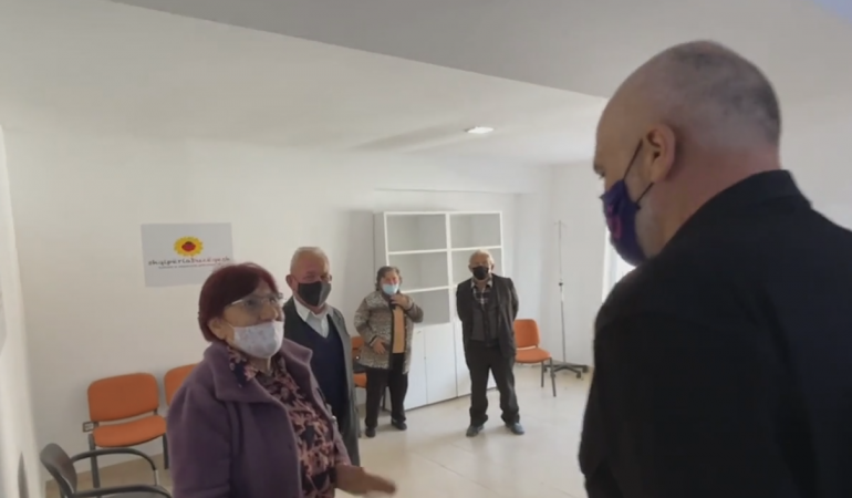 “TË JENI MIRË…”/ Rama në qendrën e vaksinimit në Poliçan, ja si e presin të moshuarit (VIDEO)