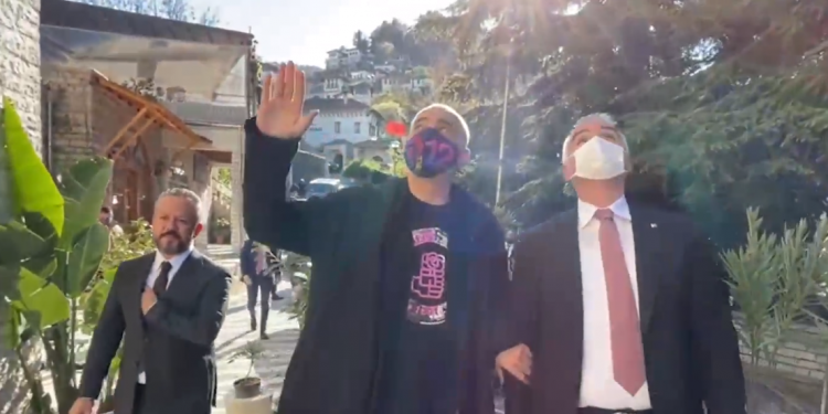 RAMA PRET MINISTRIN TURK NË GJIROKASTËR/ Nënshkruhen marrëveshje për restaurimin e shtëpive kulturore në dy qytete të Shqipërisë
