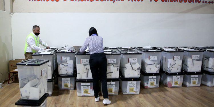 ZGJEDHJET/ Procesi i numërimit, në Elbasan kryeson PS. Rezultat i dobët për LSI