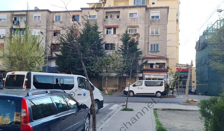 EKZEKUTIMI I ELBASANIT/ Gazetarja: 27 të shoqëruar deri tani, furgonat e PD dhe “Toyota” pa targa do…