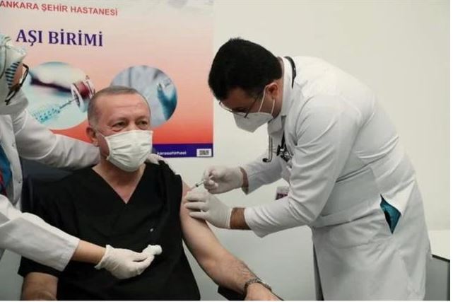 FOTOLAJM/ Erdogan 67 vjeç, i beson VAKSINËS kineze Sinovac. Kina NIS me moshat +60