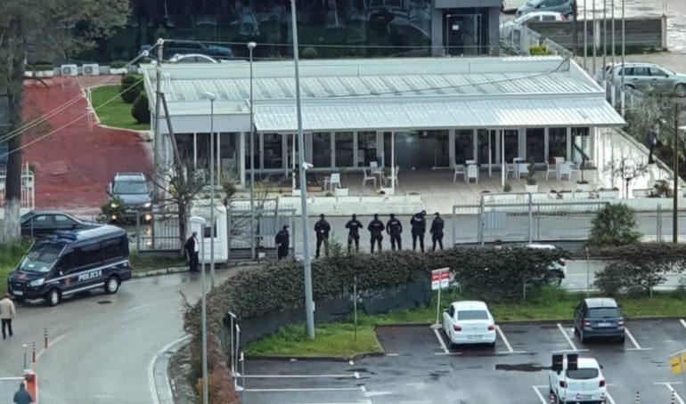 PEZULLIMI I FLUTURIMEVE/ Kush janë kontrollorët, që kanë marrë peng Aeroportin e Rinasit (EMRAT)