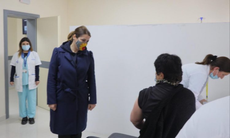 DITA BOTËRORE E SHËNDETIT/ Manastirliu në qendrën e re shëndetësore në Krrabë: Vaksinim kapilar në gjithë vendin…