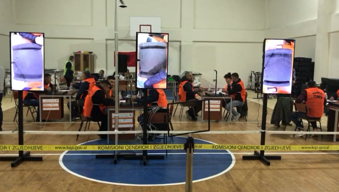 NDËRPRITET PROCESI I VOTIMIT NË DISA BASHKI/ Komisionerët “sfidojnë” Kreun e KQZ-së: Jemi lodhur!