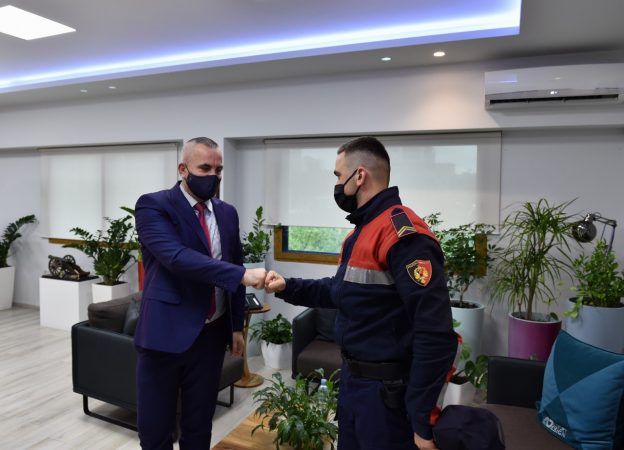 PARANDALOI KRIMIN NË YZBERISHT/ Ardi Veliu falenderon policin që shpëtoi gruan shtazëne dhe bashkëshortin