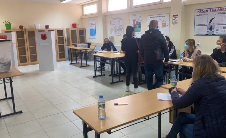 ZGJEDHJET/ Plas debat mes komisionerëve të PS-PD, ndërpritet votimi në Libonik