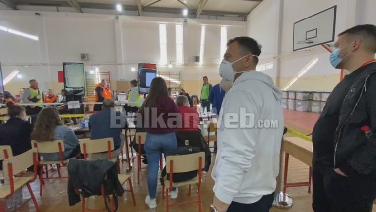 ME ETHE DHE TEMPERATURË GJATË NUMËRIMIT TË VOTAVE/ Sekretari i LSI në një KZAZ në Fier del me pozitiv me COVID-19 pas testit
