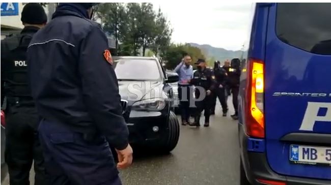PAS VRASJES/ Gazmend Bardhi nuk “ze mend”, bën të fortin dhe përplaset me policët në Elbasan: Ua tregoj unë (VIDEO)