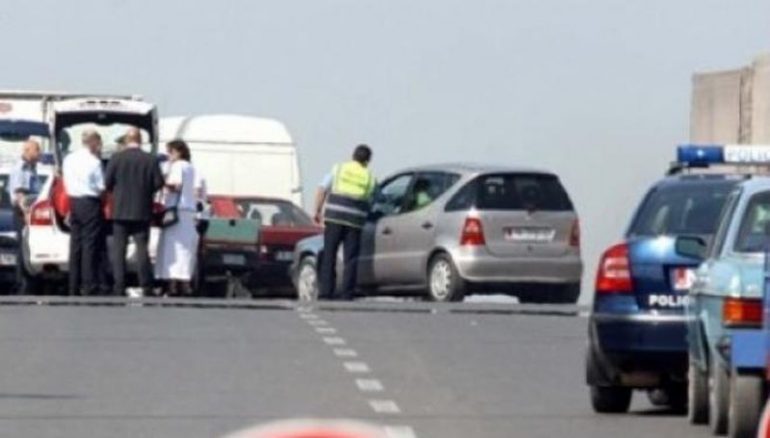 AKSIDENT TEK MBIKALIMI I SUKTHIT/ I plagosuri dërgohet në spital, trafik në autostradë