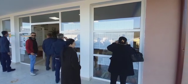 ZGJEDHJET/ Nis procesi i votimit në Gramsh, të moshuarit janë të parët që i drejtohen Qendrës së Votimit