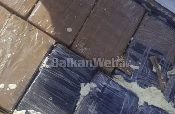 DETAJET E FUNDIT/ Konfirmohen 140 kilogram kokainë mbledhur me natriban kaf dhe…