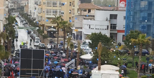 PASI DËSHTOI ME INCIDENTIN E KRIJUAR NGA VETË PD/ Basha BRAKTISET sërish edhe në Kavajë. PAMJET nga pjesëmarrja