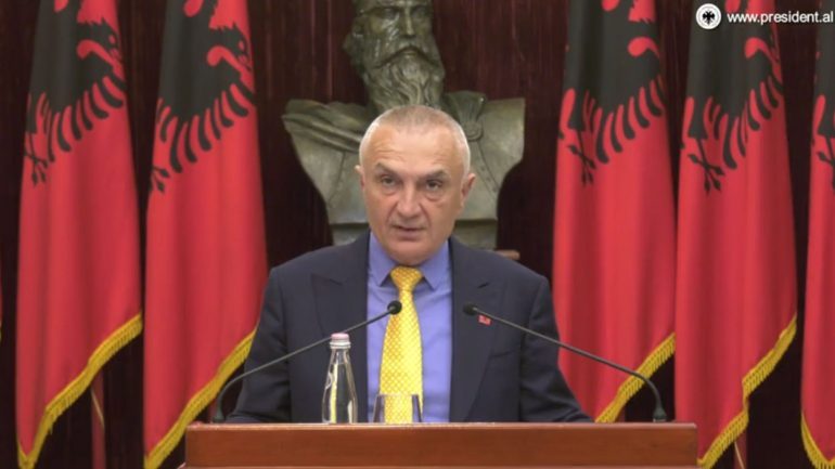 NUK PËRMBAHET/ Meta: Në disa bashki të Korçës po vidhet identiteti i qytetarëve…