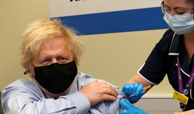 VAKSINIMI ANTI-COVID/ Britania thirrje njerëzve të vaksinohen me AstraZeneca