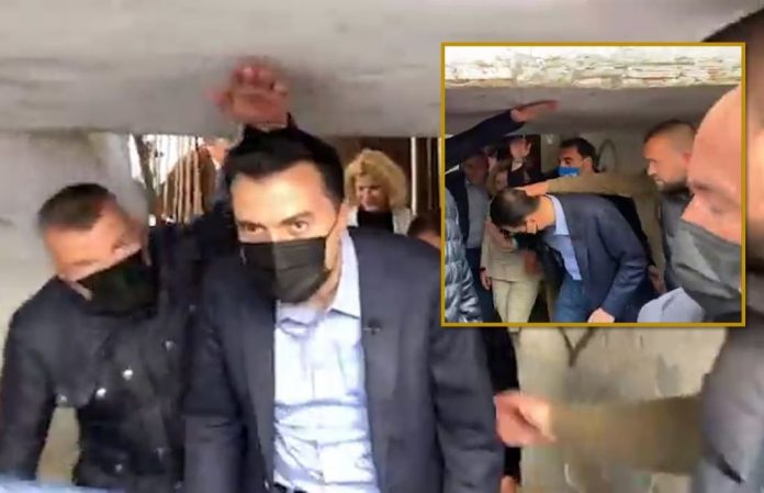 “MOS E PREK, SE TË THEVA NË MES”/ Badigardi i Bashës i kthehet keq qytetarit, i cili i ruante kokën nga muri liderit të PD (VIDEO)
