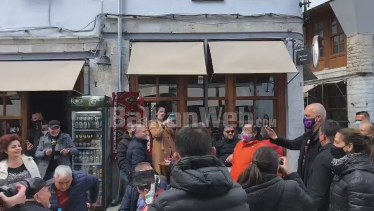 “MIRË SE ERDHE…”/ Rama pritet me këngë dedikuar tij në Gjirokastër, kryeministri: Jo mo jo, hajde… (VIDEO)