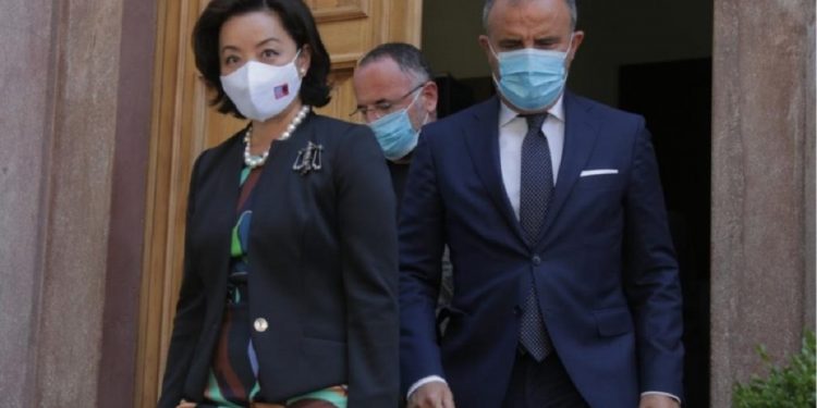 ZGJEDHJET/ Kim dhe Soreca, mesazh partive nga Durrësi: Pranoni rezultatin e zgjedhjeve! QYTETARËT…