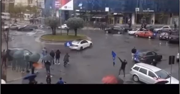 “VOTOJE RROTULLIMIN…”/ Militanti i PD djeg gomat duke xhiruar makinën në rrethrrotullim, Rama: Si me gjëmu bishtin tat