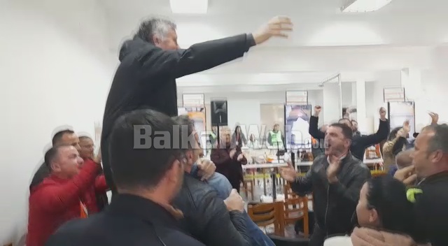 PS I RRËMBEN MANDATIN LSI NË BERAT/ Momenti kur socialistët festojnë dhe marrin Klosin në krahë (VIDEO)