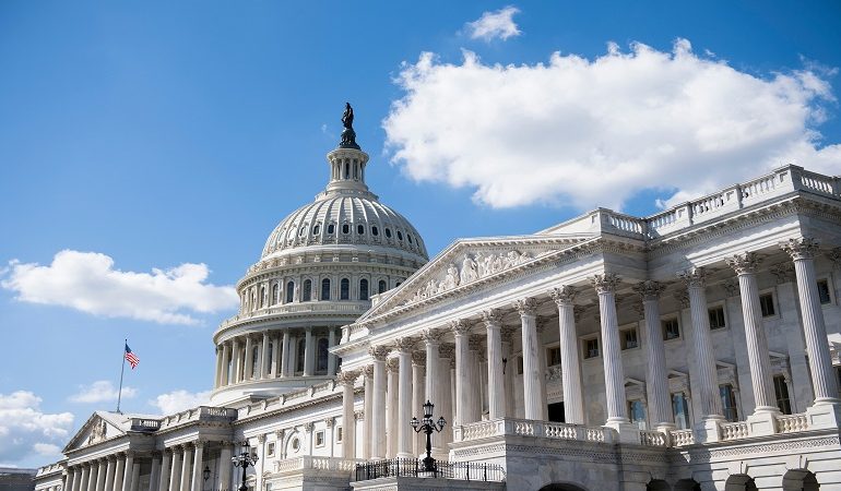 NJË DITË PARA ZGJEDHJEVE/ Kongresi amerikan thirrje: Kujdes, po ju shohim