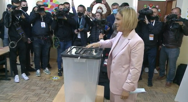 ZGJEDHJET/ Voton e para Monika Kryemadhi: Qytetarë të votojnë të qetë (VIDEO)