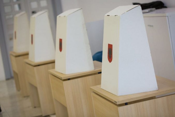 NIS TRANSPORTIMI I KUTIVE TË VOTIMIT NË QEDNRAT E NUMËRIMIT/ Pritet të nisë numërimi i votave, sfidë rezultati për 48 orë