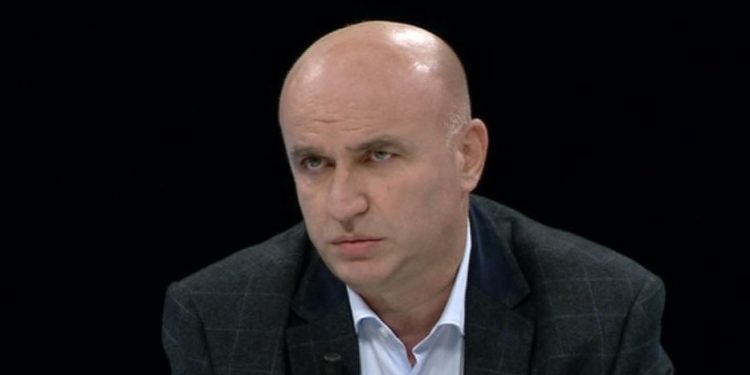 “E LUMTUR ME QËNDRIMET E ILIRIT”/ Mero Baze: Drama që i ndodhi Metës me Kim, mund të ishte shmangur