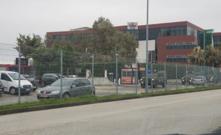 PAMJET E FUNDIT/ Bllokimi në Rinas, Policia Ushtarake pranë zyrave të “Albcontrol”