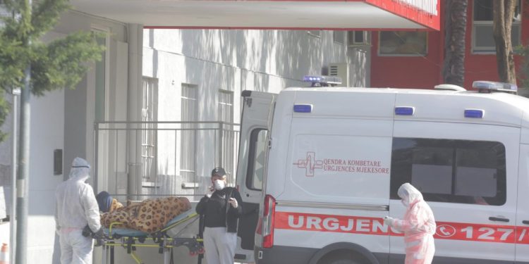 ULET NUMRI I PACIENTËVE TË SHTRUAR/ Pas COVID-4 mbyllet edhe spitali COVID-3 në Tiranë