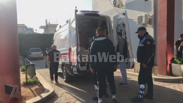 VRASJA NË ELBASAN/ Ja momenti kur mbërrijnë në spitalin e Trumës dy nga të plagosurit. Plagë në gjymtyrë, trup dhe kokë (VIDEO)