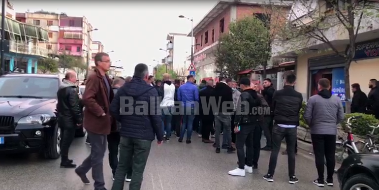 INCIDENTI NË KAVAJË/ Gjurmë gjaku në vendngjarje, një person i plagosur Ja pamjet e para (FOTO)