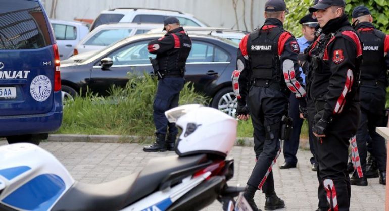 SHERR ME GRUSHTA E THIKA/ Policia arreston tre të rinjtë në Tiranë