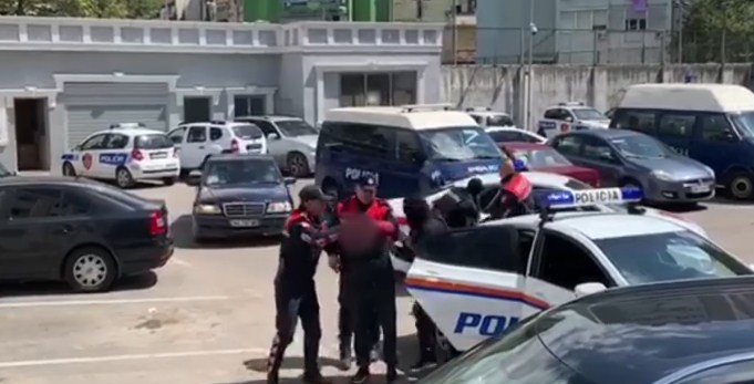ARRESTOHEN SHTATË PERSONA NË ELBASAN/ Dyshohet se kanë hedhur në treg para të falsifikuara (FOTO)