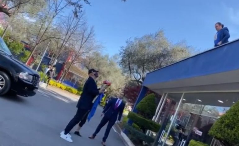 VIDEOLAJM/ “Bashaaa…Bashaaaa….”, Rama ngre nga toka flamurin e PD, përballet me “demokratin” që i varet nga ballkoni: O Sandër…