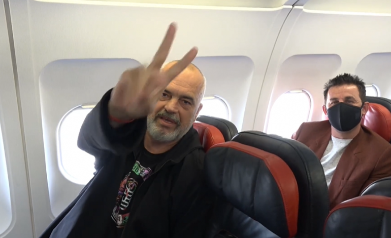 “MË KE SHARË AQ SHUMË…”/ Rama VIDEO gjatë fluturimit drejt Kukësit: Ti Edi Rama i PD me grusht, unë i PS me 2 gishta
