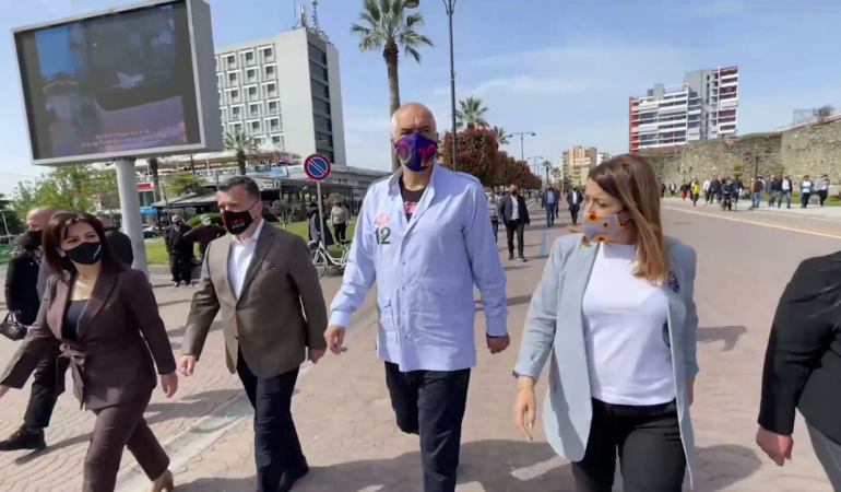 “JE FLORI E KALUAR FLORIRIT”/ Rama batuta me të moshuarin në Elbasan: Qenke si Erion Braçe (VIDEO)