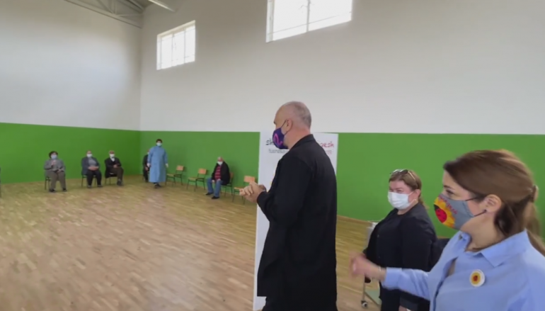 VAKSINIMI NË ROSKOVEC/ Rama përmend artikullin e “New York Time”: Sinovac, vaksina që renditet e para