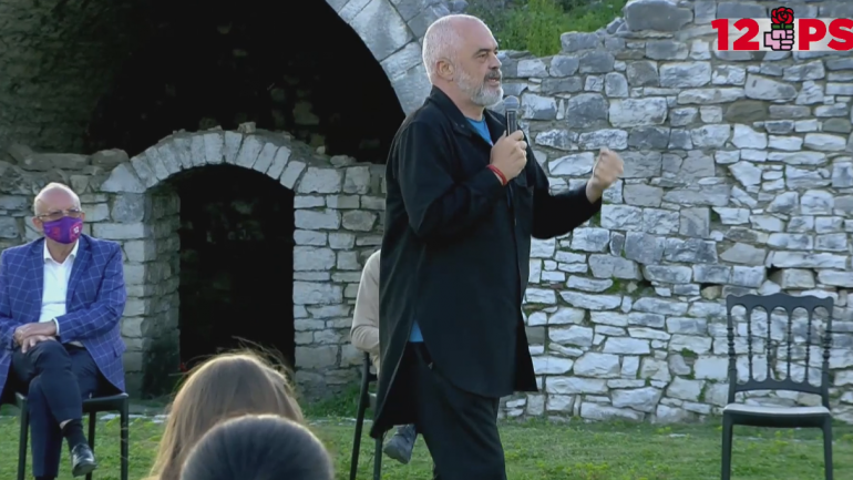 BASHA FILMOHET DUKE FJETUR NË MAKINË/ Rama: Fle dhe rrugëve! Dhe në gjumë ka Saliun e Monikën mbi kokë