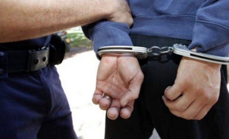 SHERR NË BULQIZË/ Pas konfliktit të dy djemve, u përplas me policinë. Arrestohet 58-vjeçari