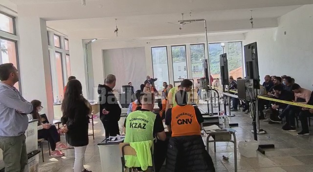 TENSIONE NË QENDRËN E NUMËRIMIT NË DELVINË/ Denoncimi i kryetarit: Persona me autorizim fals… (VIDEO)