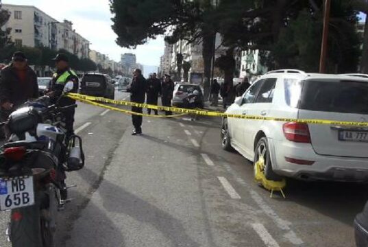 DY SHERRE NË PAK MINUTA NË TIRANË/ Një person i plagosur me thikë dërgohet me urgjencë në spital