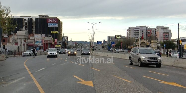 LEHTESOHET TRAFIKU NE SHESHIN “SHQIPONJA”/ Hapja e dy tuneleve ndikon në qarkullimin e mjeteve