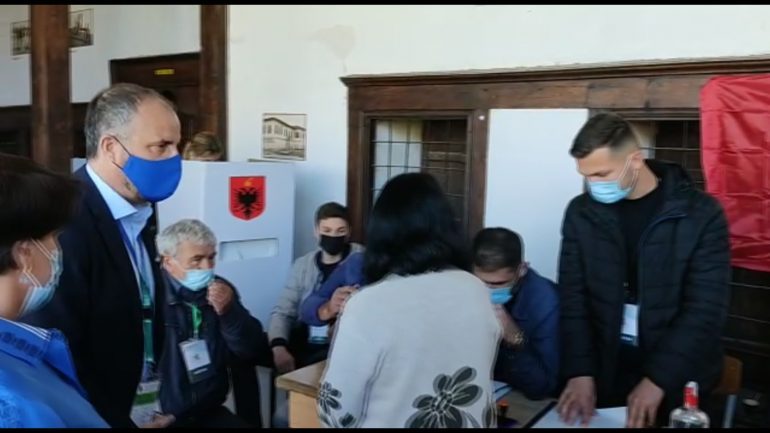 ZGJEDHJET/ Ambasadori Luigi Soreca vëzhgon votimet në Kavajë (VIDEO)