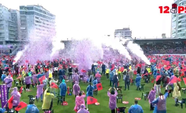 “12-TAAA, SOCIALISTËT…”/ Super atmosferë në mitingun e ELBASANIT, fishekzjarre dhe thirrjet e Ramës