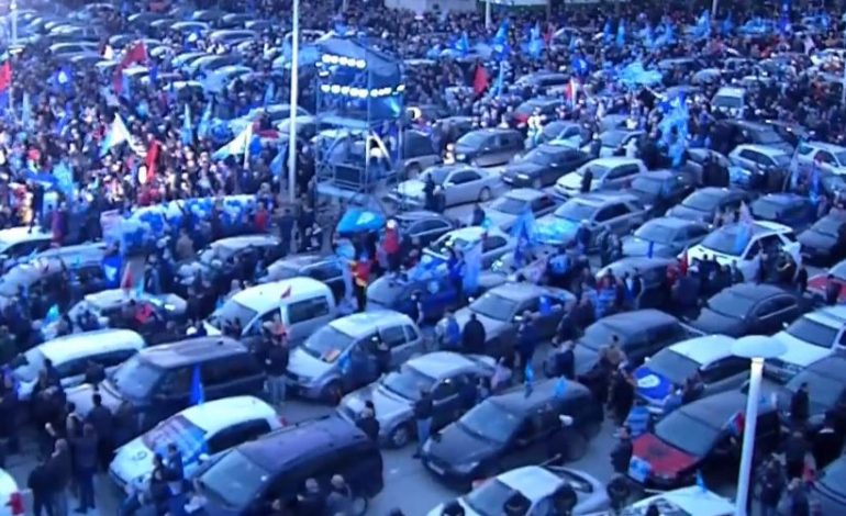 MITINGU I MBYLLJES/ Strategjia e Bashës, bllokon sheshin me makina që të duket i mbushur (PAMJET)