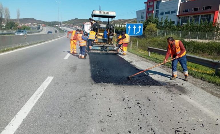 RIPARIMI I SHTRESAVE ASFALTIKE/ Nis puna në autostradën Tiranë-Durrës, devijohet trafiku në Vorë