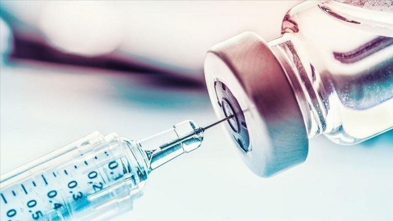 STUDIMI: Një dozë vaksine e Pfizer apo AstraZeneca redukton mundësinë e infektimit me Covid deri në 65%