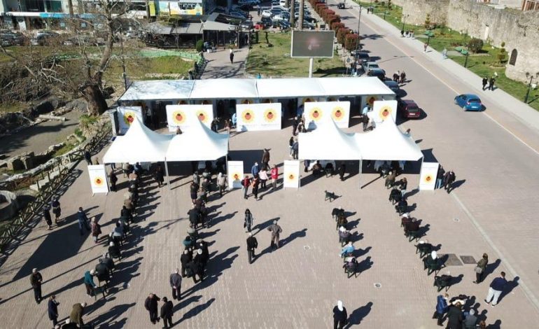 “SHQIPËRIA BUZËQESH”/ Të moshuarit në radhë në Elbasan për të marrë vaksinën kundër COVID-19 (FOTO)
