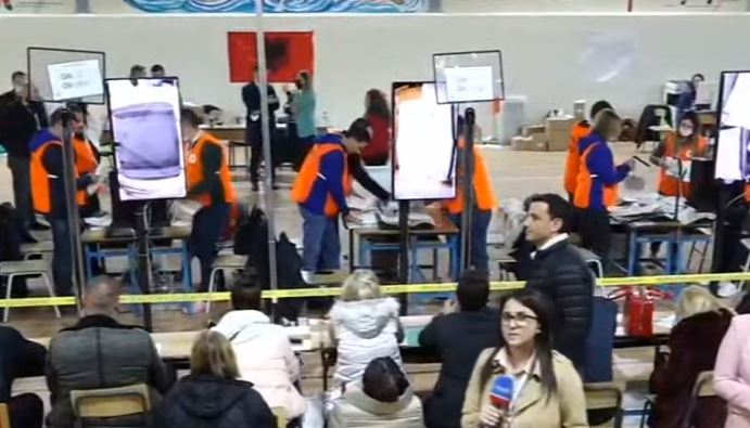 ZGJEDHJET/ Nis numërimi i VOTAVE në shkollën “Vasil Shanto”. Komisionerët e PD nuk zbatojnë…