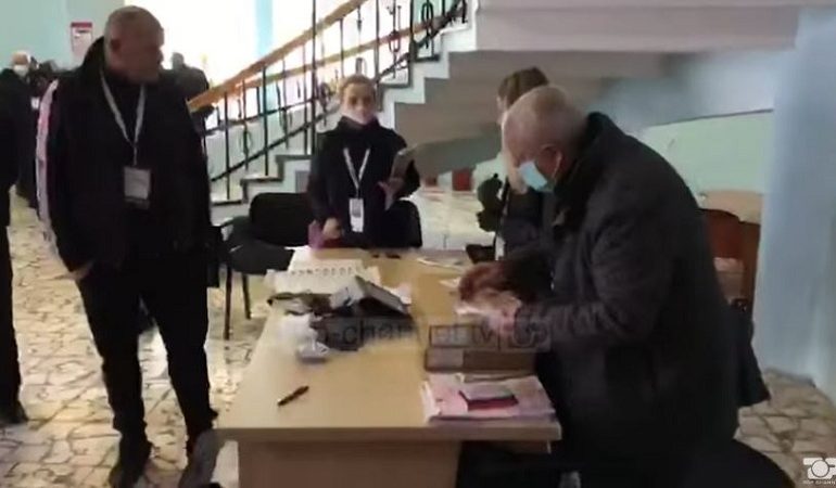 ZGJEDHJET/ Përplasje fizike mes komisionerëve dhe anëtarëve në Lekbibaj, pezullohet procesi i votimit